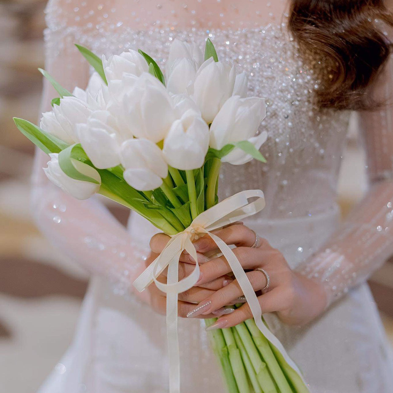 bó hoa tulip cầm tay cô dâu