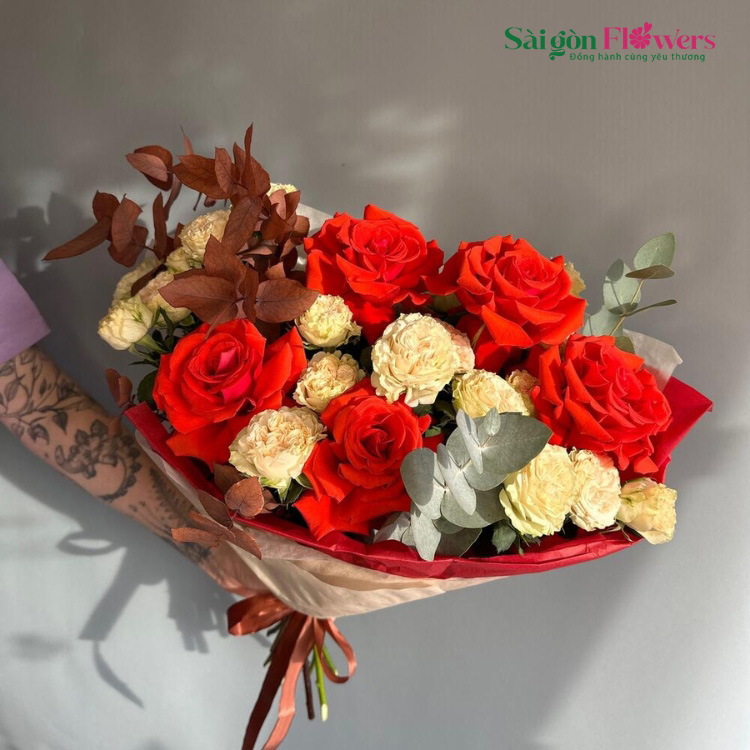 VẠN NGƯỜI THEO ĐUỔI